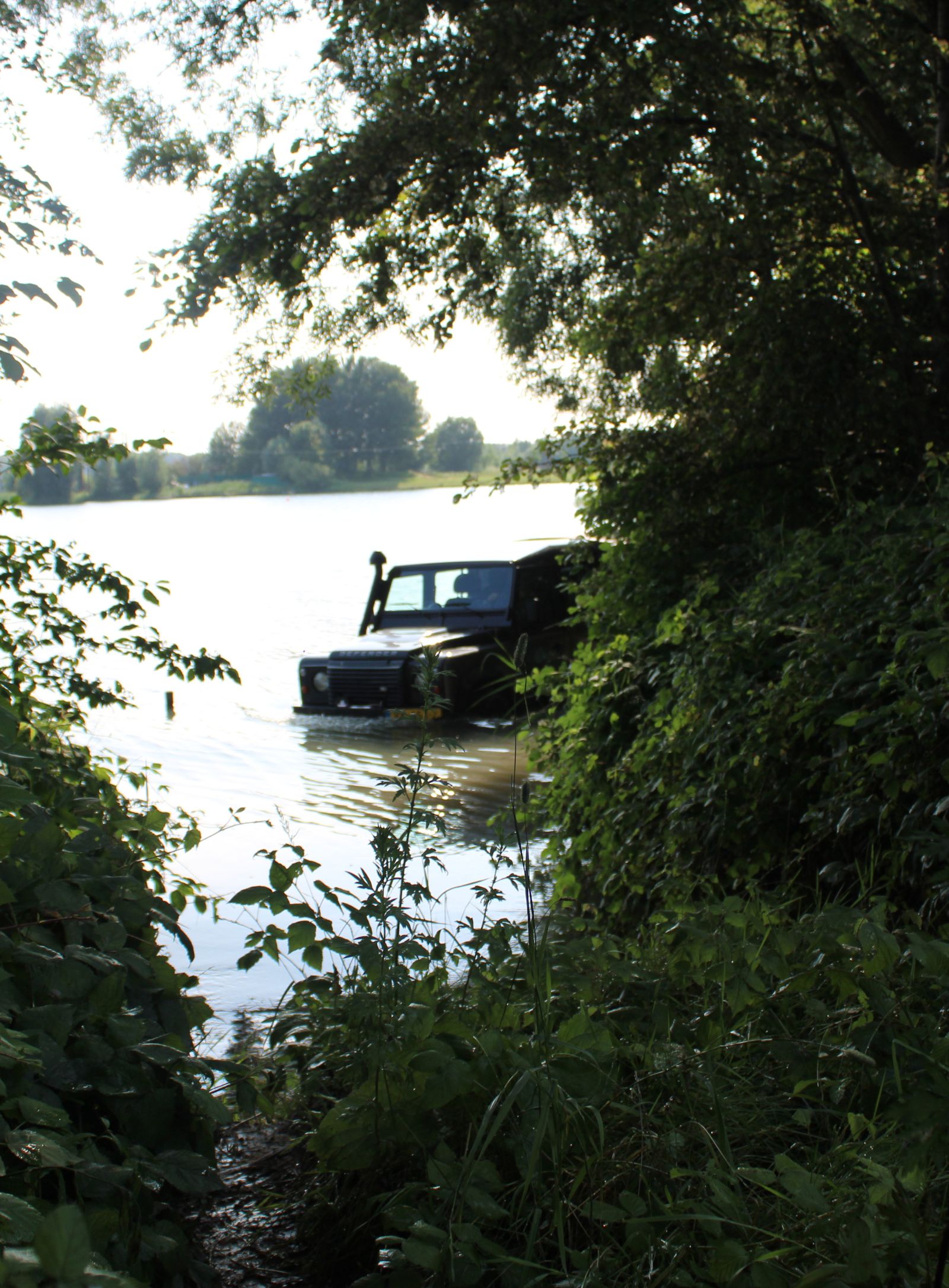 Off road terreinrijden in een Landrover in het water evenement zakelijk particulier