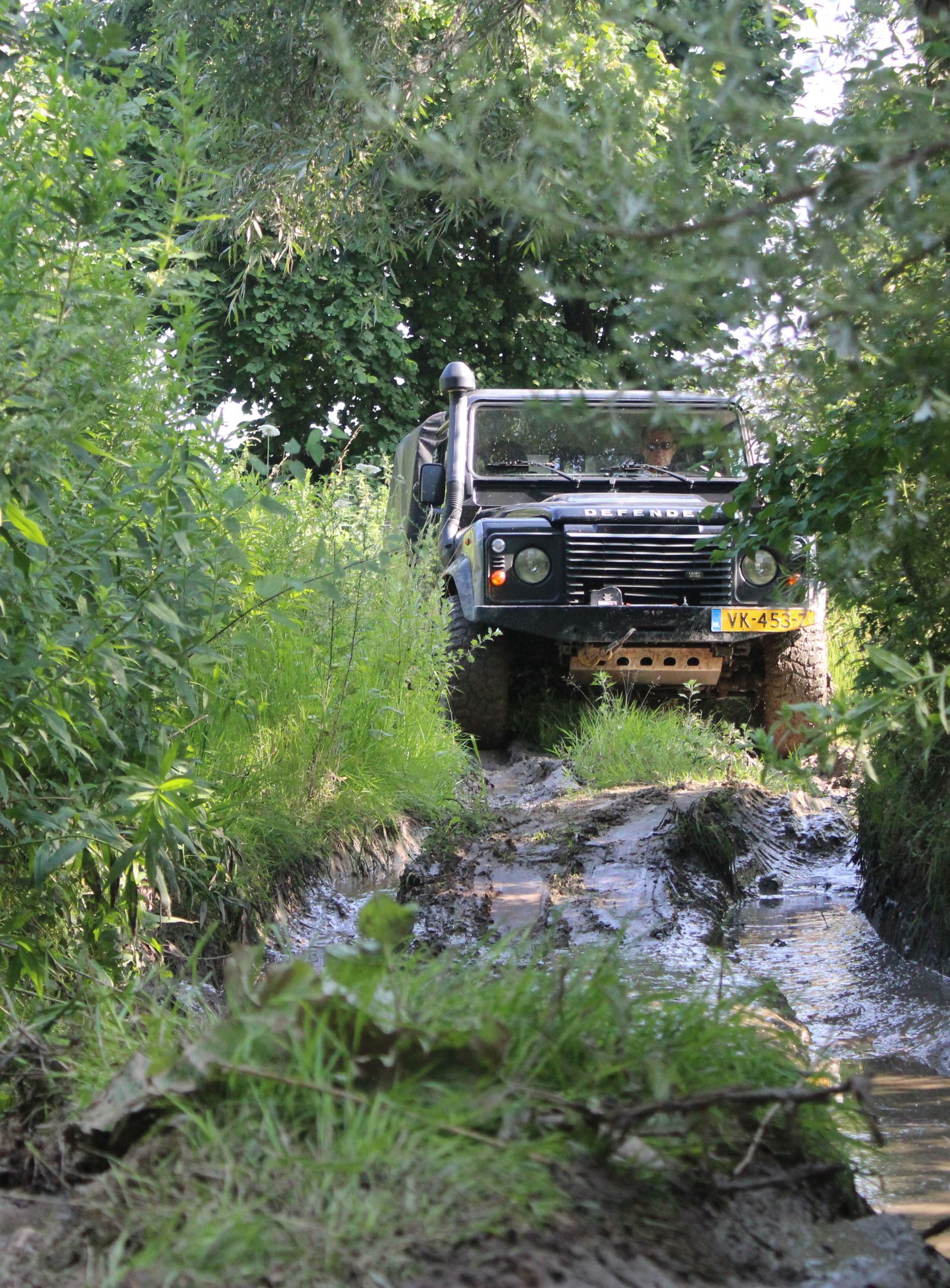 Off road terreinrijden in het water in een Defender