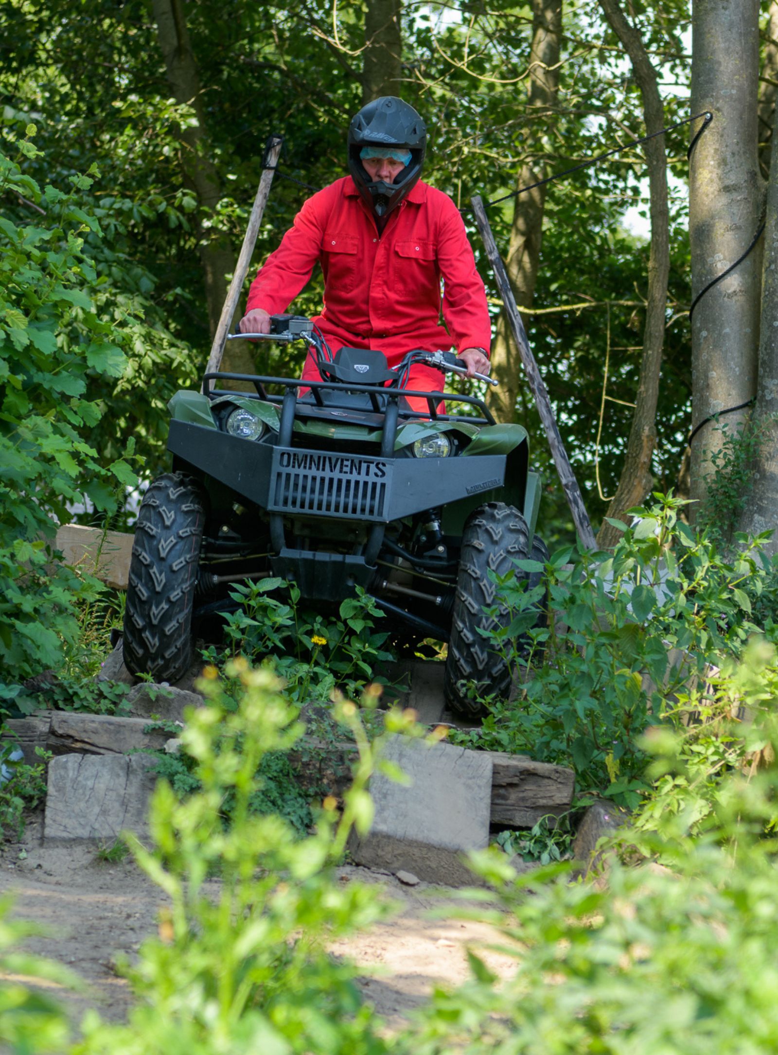 Rode overall op quad