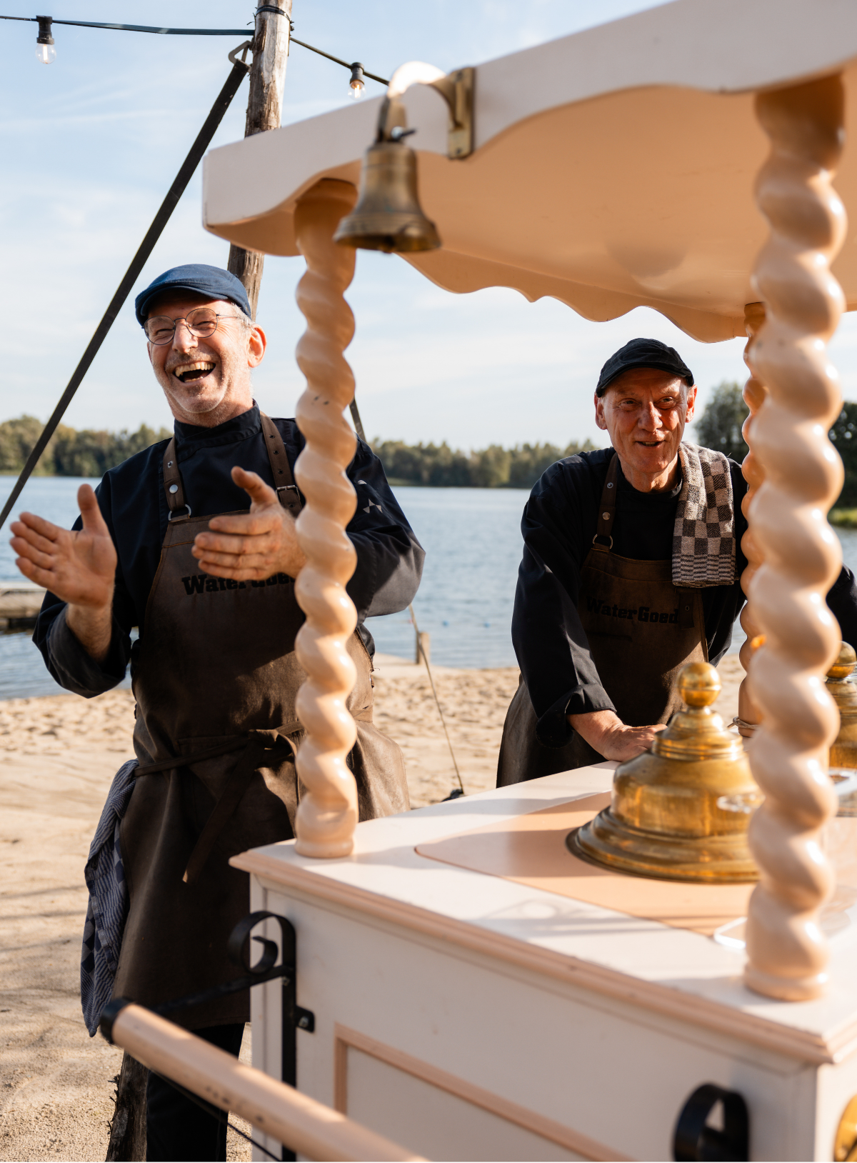 chefs toine en jeroen lachend achter antieke ijscokar