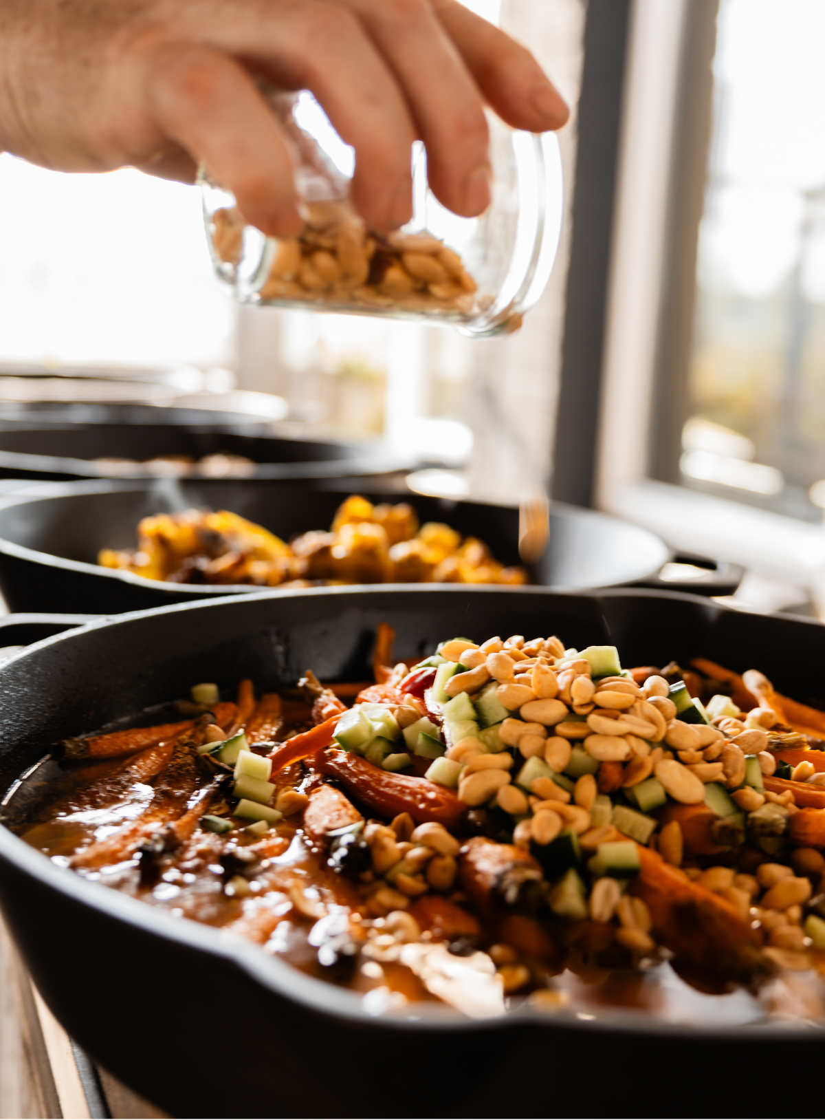 Sate met hand pinda watergoed
