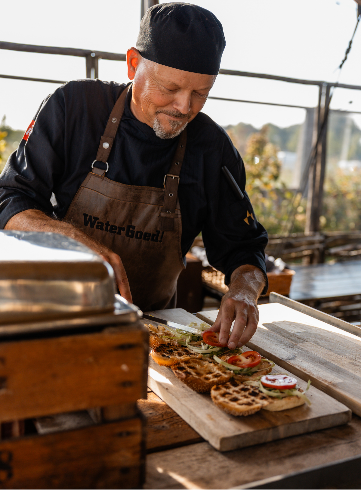 Lucien bezig met de watergoed hamburgers