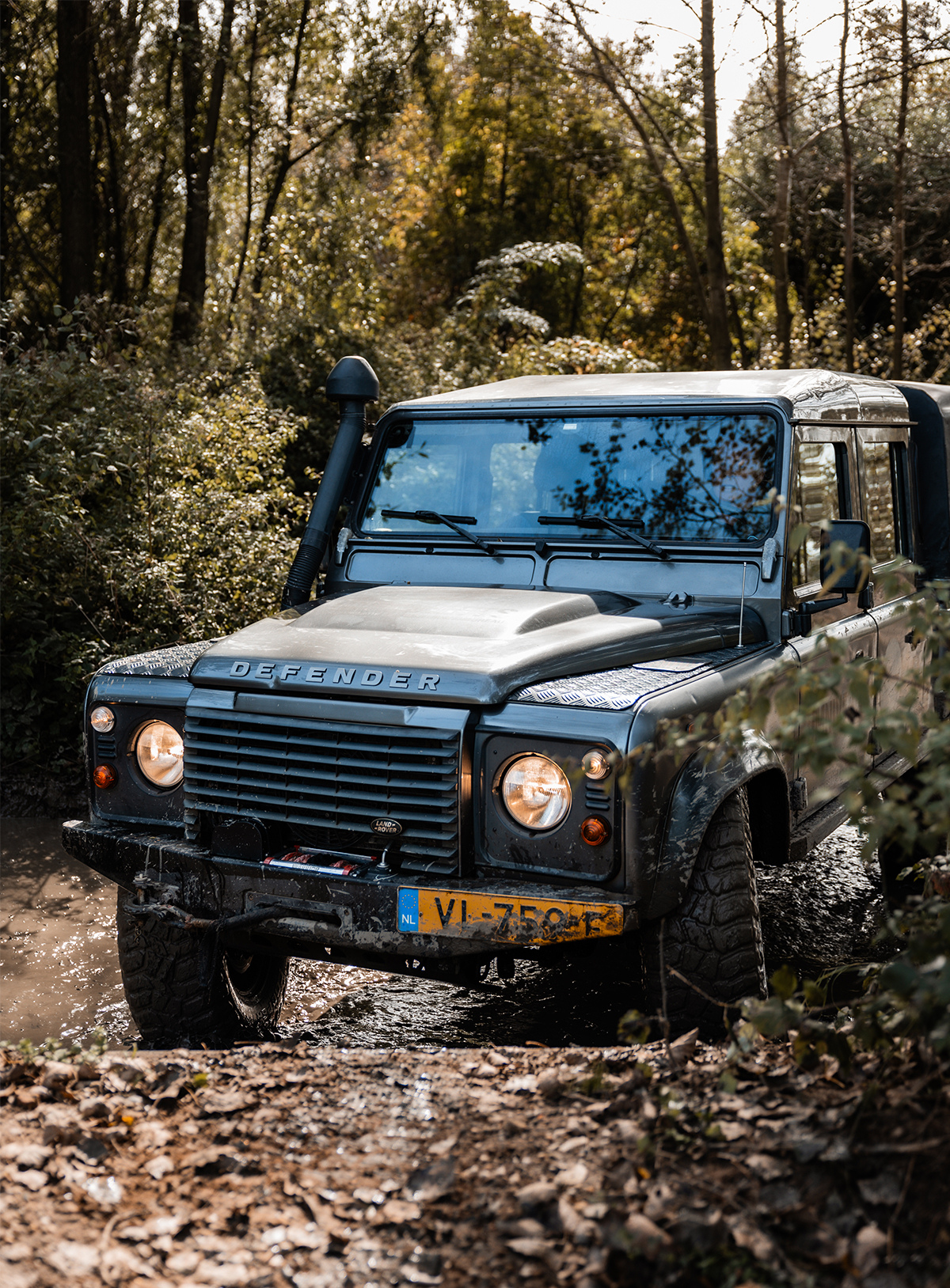 In het terrein van Watergoed kan je in één van de Landrover Defender van OMNIVENTS een 4x4 cursus volgen zoals te zien op deze foto