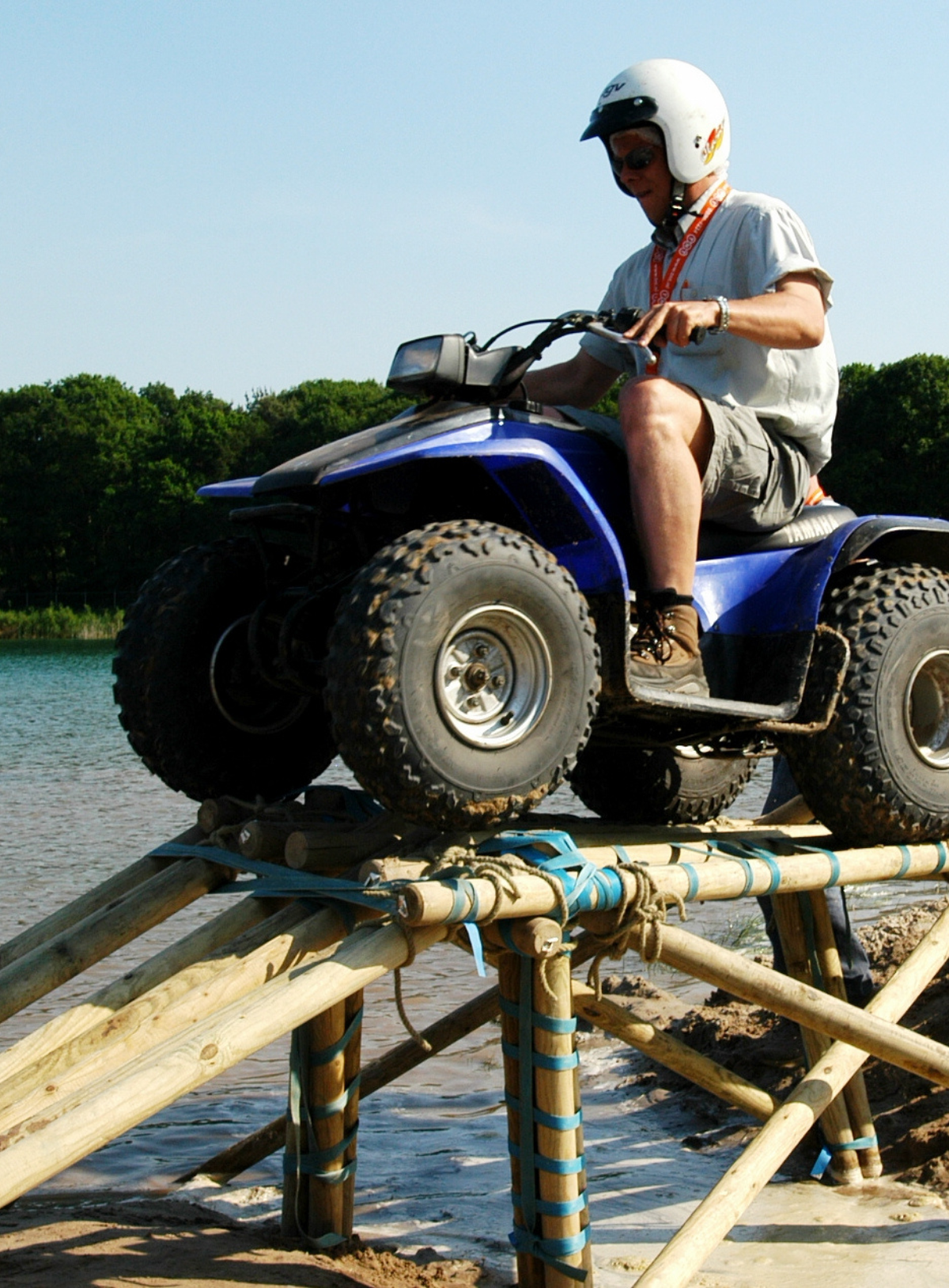 Quadrijder op brug met meer op de achtergrond