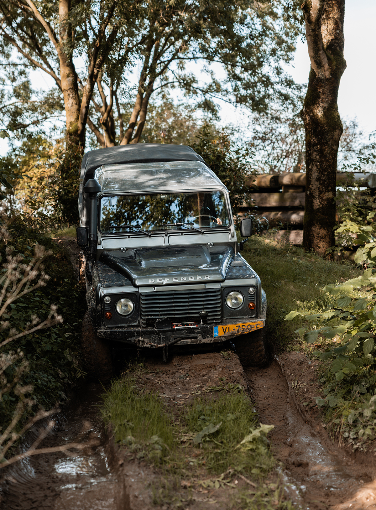 Gaaf shot van een landrover defender 4x3 terreinwagen tegen een donkere lucht om offroad events te belichamen