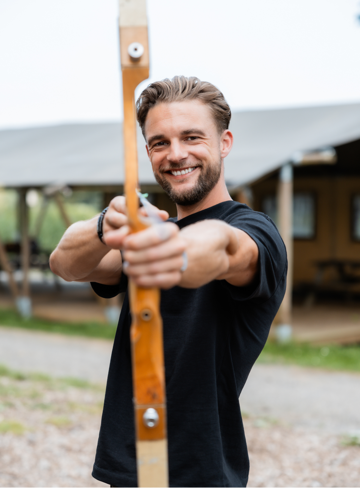 Lachende jongen in camera tijdens Shooting Games Paintball Gelderland