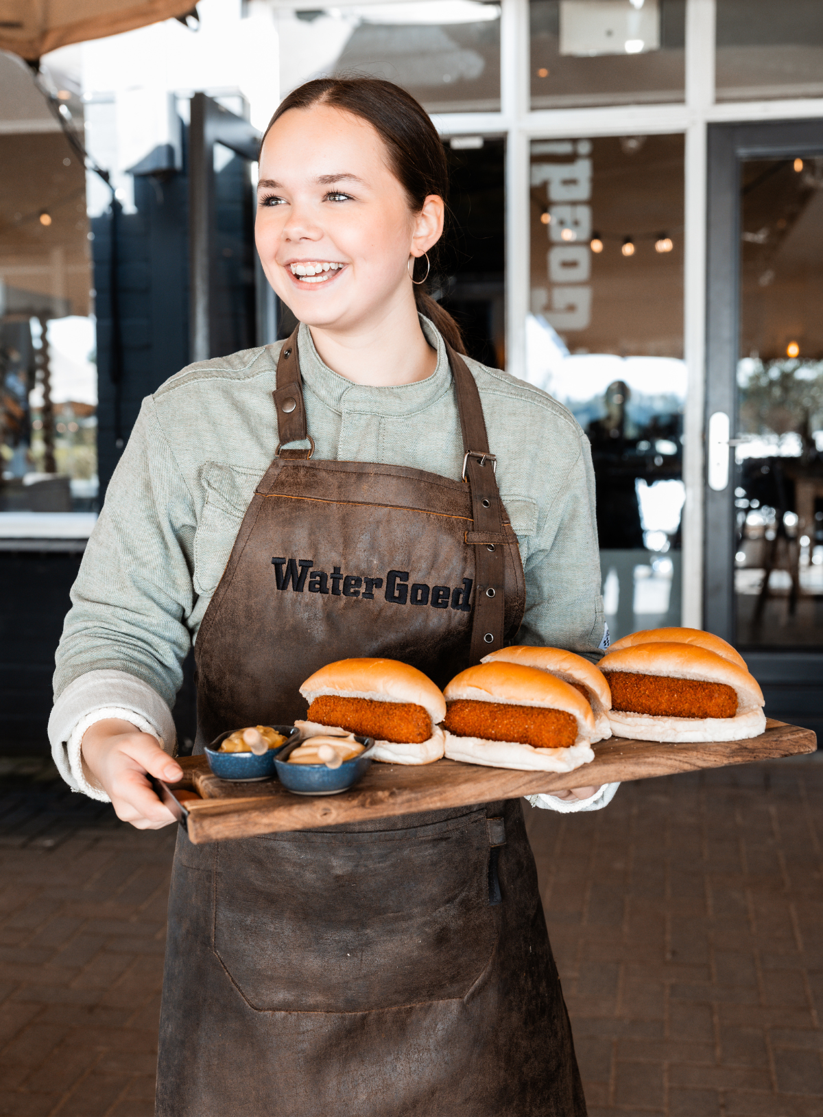 Broodjes kroket door mooie watergoed serveerster