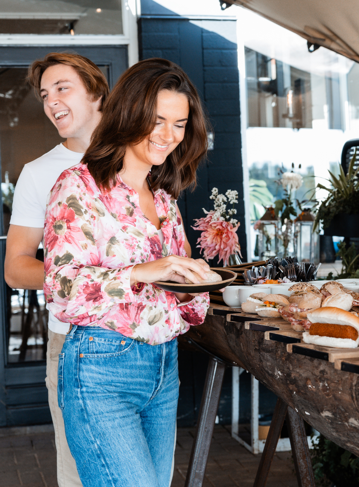 Twee mensen in rij bij het lunchbuffet op watergoed om de food & drinks te laten zien