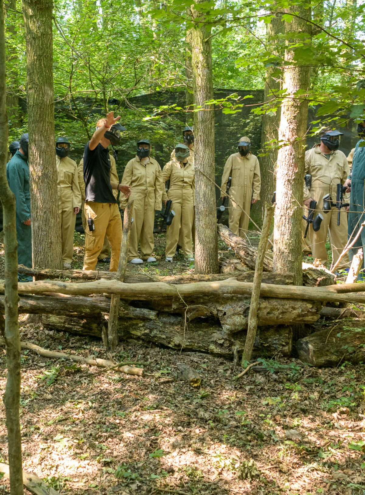 Groep krijgt uitleg van instructeur van Paintball Gelderland