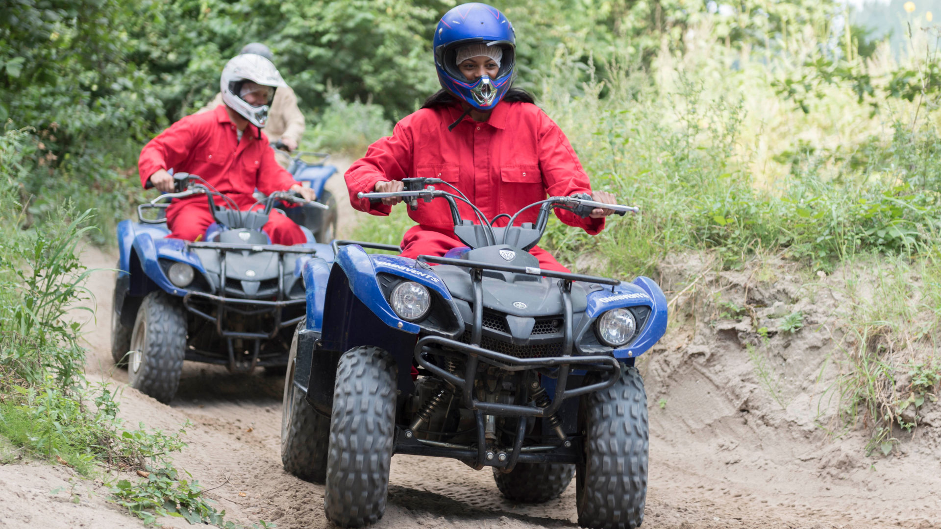 Omslagfoto van twee mensen op een quad die geweldige reviews hadden achtergelaten