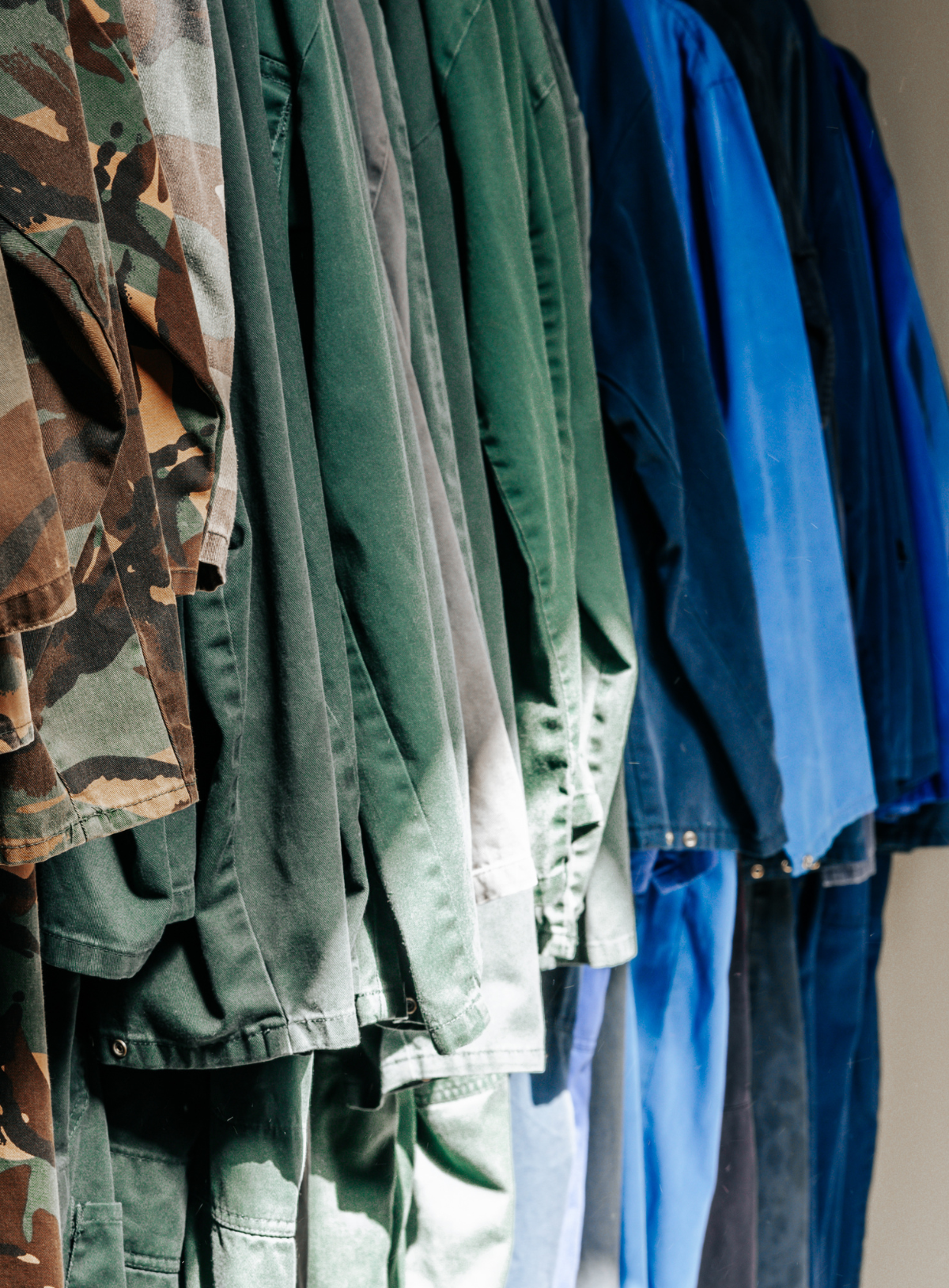 Close up van schoon gewassen overalls onderdeel van de faciliteiten bij Paintball Gelderland