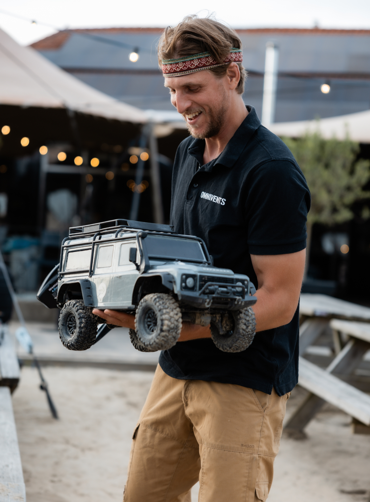 Instructeur Paintball Gelderland met een mini Landrover in zijn armen