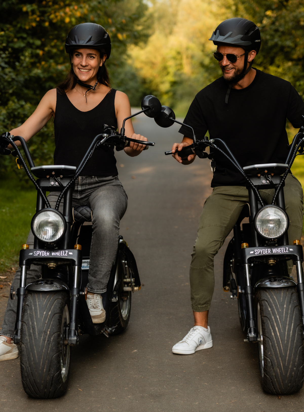 Twee mensen op een e-chopper