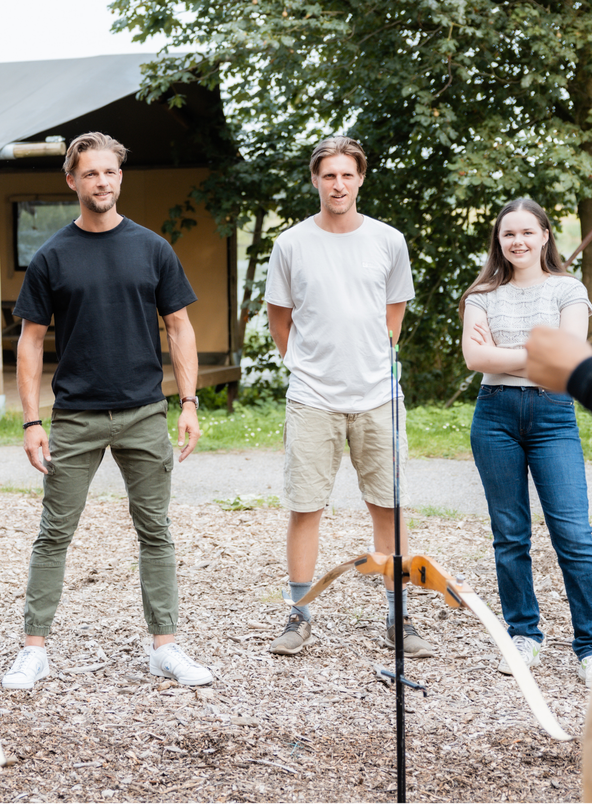 Groep luistert naar aanwijzingen van instructeur tijdens een potje Shooting Games