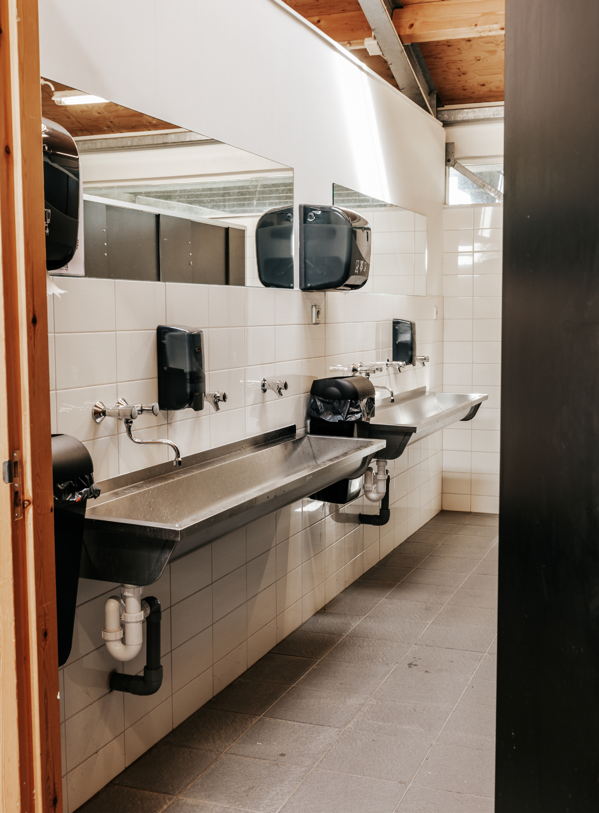 Doorkijkje naar de douches in onze faciliteiten ruimte de Spoelstal bij Paintball Gelderland