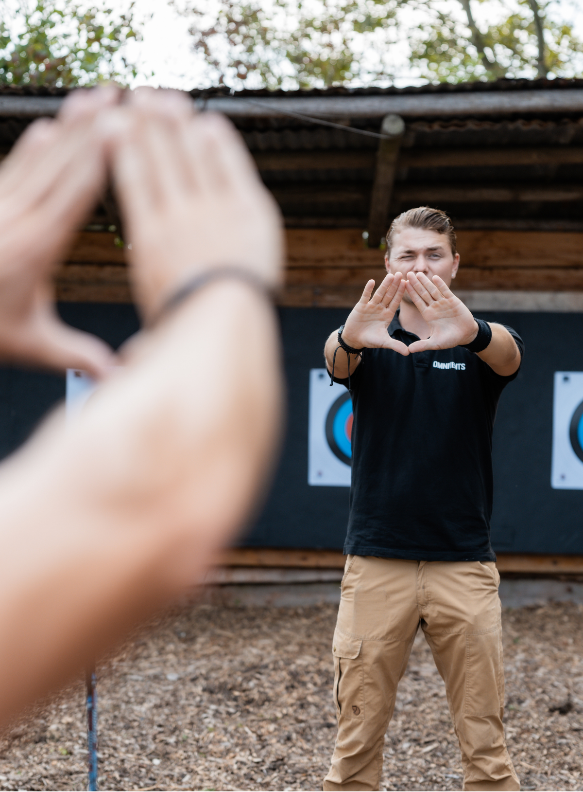 Instructeur legt uit hoe je kan zien welk oog dominant is