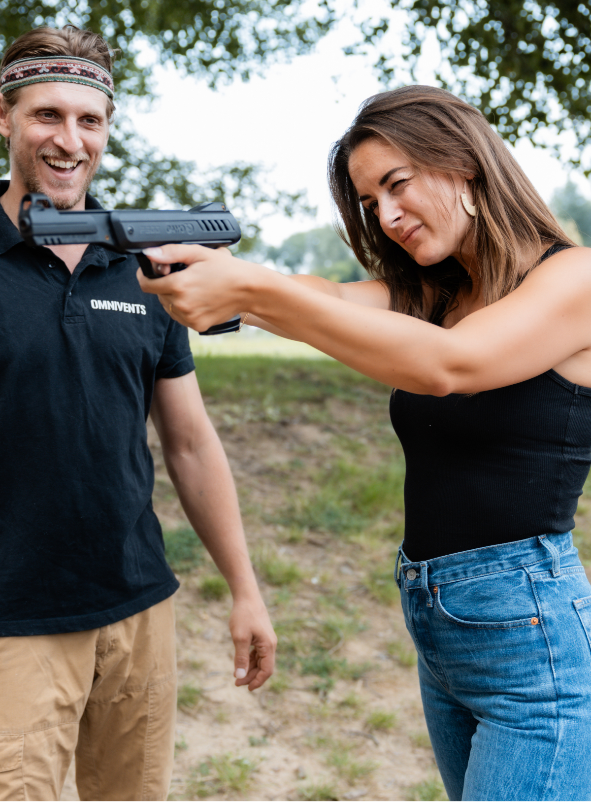 Vrouw richt pistool op doel